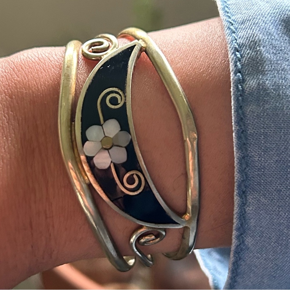 Elegant Black and Brass Floral Bracelet adjustable and in brand new condition!